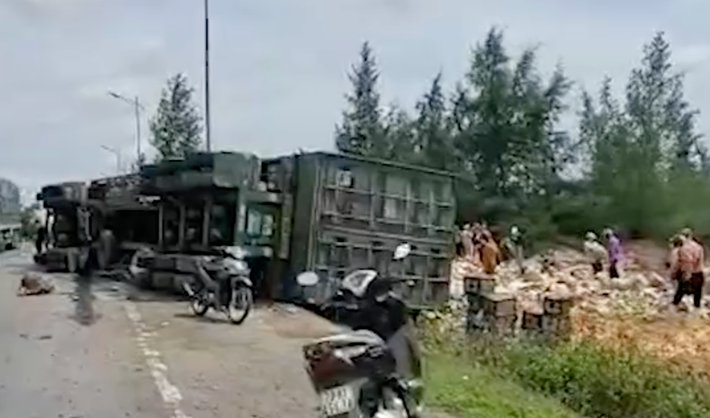 Sáng 23/5, tại đường tránh Quốc lộ 1A (đoạn qua xã Gia Ninh, huyện Quảng Ninh, tỉnh Quảng Bình), xe đầu kéo mang BKS 29H-792.50 kéo theo rơ moóc do anh Lê Văn Tân (35 tuổi, trú tại xã Đồng Lợi, huyện Triệu Sơn, tỉnh Thanh Hóa) điều khiển gặp tai nạn. (Ảnh: PLO)
