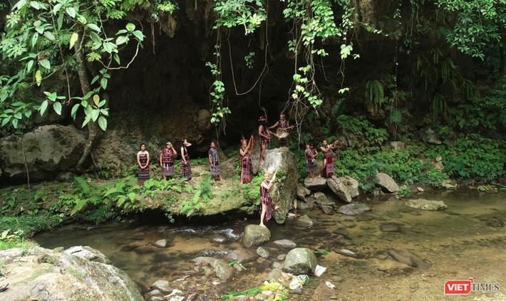 Bên dòng Bhơm Lom.