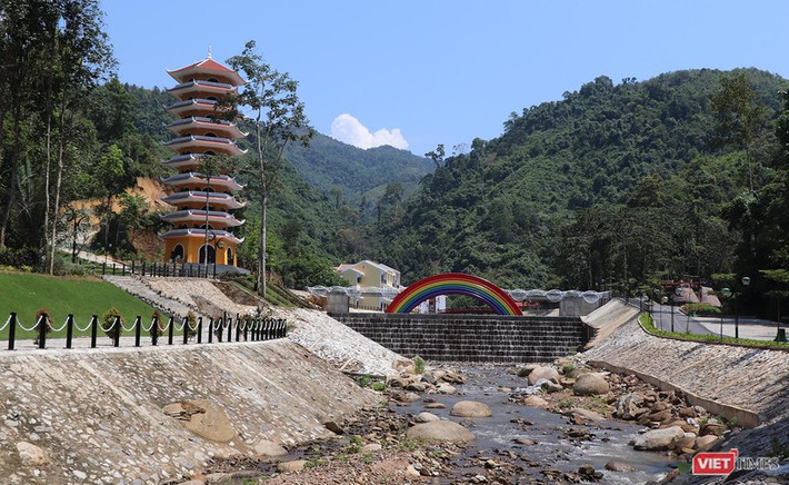Dòng suối tự nhiên được kiên cố bởi hệ thống kè bê tông và các công trình nhân tạo bên trên.