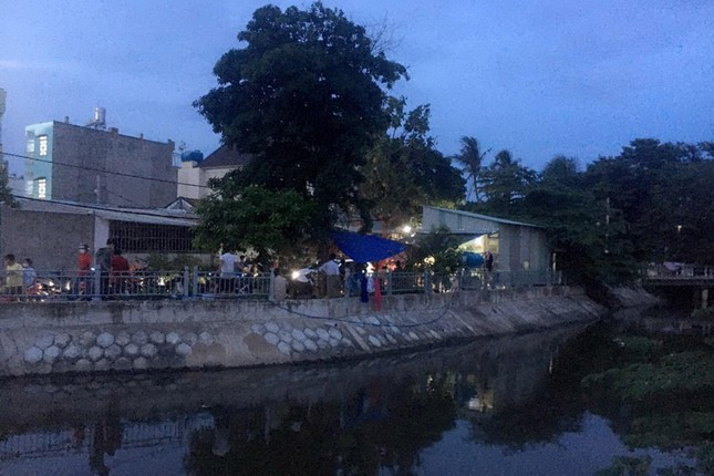 2 anh em ruột rơi kênh đuối nước ở quận 12: Chiều 9/5, hai anh em ruột được gia đình và hàng xóm phát hiện đuối nước tử vong ở khúc kênh thiếu một đoạn lan can tại phường Thạnh Xuân, quận 12, TP.HCM. Bé trai là N.B.T.N. (6 tuổi) và bé gái N.B..TC. là (4 tuổi). Nguyên nhân do 2 em nhỏ vui chơi tại khu vực này và trượt chân xuống kênh chết đuối. (Ảnh: FB)