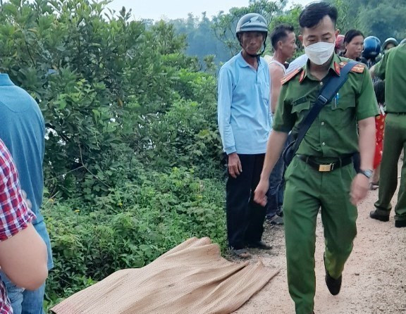 Đi tắm tại đập tràn, nam sinh lớp 8 đuối nước tử vong: Chiều 9/5, em T. H. H. học sinh lớp 8/1 Trường Tiểu học và THCS Thủy Tân, (xã Thủy Tân, Hương Thủy) đi chơi cùng bạn. Khi đến đập tràn ở khu vực hồ Bàu Họ, tại thôn 1A xã Thủy Phù, cả nhóm rủ nhau xuống tắm. Trong lúc đang tắm, thấy H. có biểu hiện đuối nước, nhóm bạn đi cùng chạy lên bờ gọi người đến tiếp cứu nhưng không kịp, em H. đã tử vong. (Ảnh: TTH)