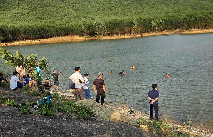 4 nữ sinh lớp 8 ở Nghệ An chết đuối dưới hồ thuỷ lợi: Chiều 25/4, một nhóm 6 em học sinh nữ lớp 8, Trường THCS xã Nghĩa Lộc (Nghệ An) rủ nhau vào hồ thủy lợi (nước sâu hơn 4m) tại xóm Tân Hữu, xã Nghĩa Lộc để tắm mát. Trong lúc tắm, cả 6 em không may bị sảy chân rơi xuống khu vực nước sâu và chìm dưới hồ. 2 em may mắn thoát nạn, còn 4 em bị nước sâu nhấn chìm. (Ảnh: NĐ)