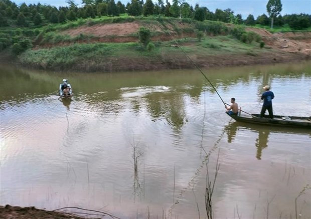 Trốn mẹ đi tắm với bạn, cháu bé lớp 3 đuối nước mất tích: Chiều 2/5, Phan Đức T. (8 tuổi) học sinh lớp 3, trường tiểu học Đức Liễu và 2 bạn nhỏ cùng xóm trốn mẹ ra khu vực lòng hồ thủy điện Thác Mơ (huyện Bù Đăng) tắm. Trong lúc đang tắm, cháu T. không may trượt chân, chìm xuống hồ sâu hơn 3m chết đuối. (Ảnh: TTXVN)