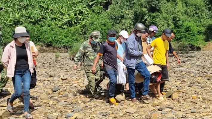 Rủ nhau đi tắm sông dịp lễ, 4 học sinh đuối nước tử vong: Trưa 1/5, một nhóm học sinh lớp 11 của trường THPT Bù Đăng rủ nhau đi tắm tại nhánh sông Đồng Nai (tỉnh Bình Phước). Sau đó, cả nhóm bị nước cuốn trôi, chỉ có một người bơi được vào bờ. Nhóm thanh niên đang chơi gần đó nghe tiếng tri hô vội chạy đến trợ giúp, nhưng chỉ một em may mắn được cứu sống, 4 học sinh còn lại bị nước cuốn và tử vong. (Ảnh: Zingnews)