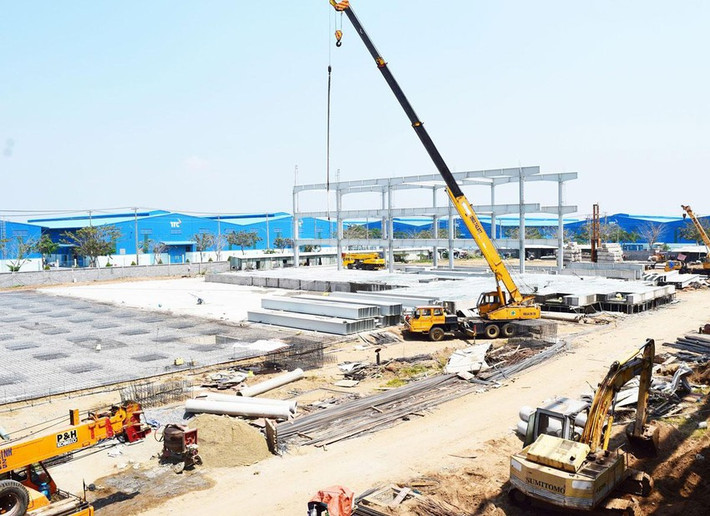 Đua nhau lập khu công nghiệp tỉ đô đón “đại bàng”: Thị trường bất động sản (BĐS), các đường bay quốc tế đến Việt Nam được khôi phục đã mang đến những tín hiệu tích cực cho thị trường BĐS công nghiệp đầu năm 2022. Để chuẩn bị đón nhà đầu tư nước ngoài cũng như đáp ứng nhu cầu phục hồi sản xuất, kinh doanh của doanh nghiệp trong nước, nguồn cung khu công nghiệp (KCN) tăng đáng kể. (Nguồn: PLO)