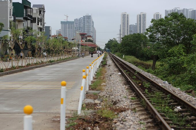 Cận cảnh làm đường rộng hơn 6 mét/làn, dài hàng trăm mét trên đất đường sắt: Nhiều hộ dân tự ý thi công xây dựng đường bê tông trong phạm vi bảo vệ công trình đường sắt tại km 22+700 và km 23+900 trên tuyến đường sắt vành đai Bắc Hồng - Văn Điển, đoạn đi qua xã La Phù, huyện Hoài Đức, Hà Nội. (Nguồn: Tạp chí GTVT)