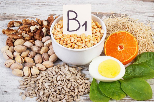 Để cung cấp vitamin B1, bạn tham khảo ý kiến bác sĩ về việc uống thuốc bổ sung. Ngoài ra, ngũ cốc thô được đánh giá là nguồn cung cấp vitamin B1 lý tưởng.