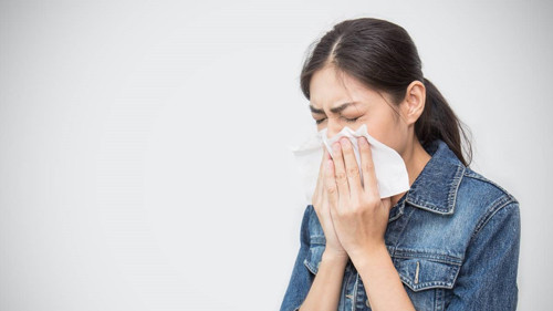 Ngoài ra, thuốc ho cũng rất cần thiết. Để dùng thuốc đúng cách, bạn nên nhờ dược sĩ tư vấn chi tiết trước khi sử dụng. Đọc kỹ thành phần, nếu cơ thể mẫn cảm bất cứ thành phần nào của thuốc thì cần cẩn trọng, xin ý kiến của bác sĩ.