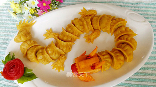 Chiếc bánh này được bày biện theo hình một chú rồng. Thay vì tạo hình đầu rồng, người ta sắp xếp những chiếc bánh bao thành một chú rồng gồm đầy đủ đầu, thân và đuôi. Đĩa bánh trông vô cùng sống động, thích hợp bày biện trong những mâm cỗ cúng ngày Tết.