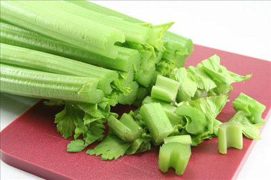 Ngoài ra, bổ sung cần tây vào thực đơn ăn uống cũng là cách chống lão hóa đơn giản vì nó chứa nhiều nước, giúp da căng mướt.