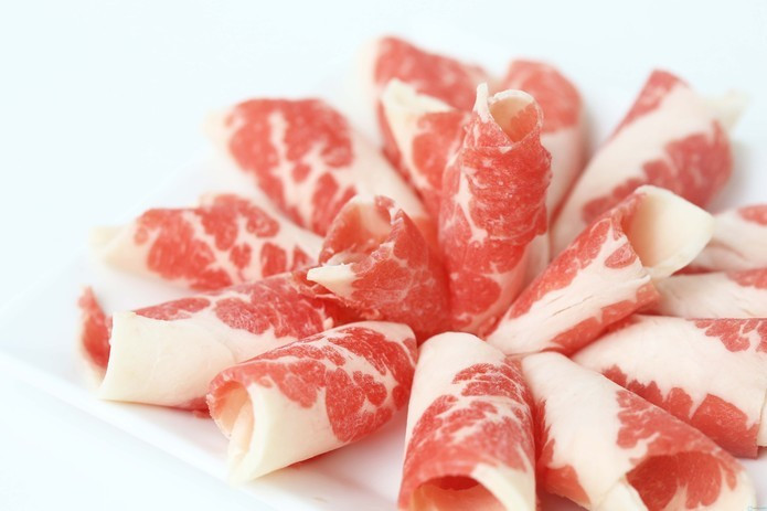 Hạn chế chất béo động vật. Các nghiên cứu cho thấy hấp thụ nhiều chất béo động vật làm tăng nguy cơ hoà tan và hấp thu các chất gây ung thư. Bên cạnh đó, ăn nhiều chất béo sẽ làm tăng sự bài tiết axit mật trong đường ruột, gây kích thích và tổn thương tiềm ẩn đối với niêm mạc đường ruột. Tổn thương trong thời gian dài cũng có thể sinh ra tế bào ung thư và dẫn đến tái phát ung thư trực tràng.