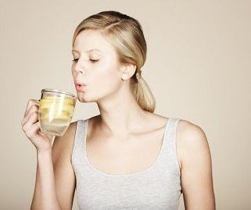 Mất nước. Chanh có hàm lượng vitamin C và axit ascorbic cao, đây là 2 chất đặc biệt có tính lợi tiểu, kích thích bàng quang và thận gia tăng lượng nước tiểu bài tiết ra ngoài cơ thể. Điều này giúp cơ thể loại bỏ được các chất lỏng và muối thừa một cách nhanh chóng nhưng cũng khiến bạn bị mất nhiều nước hơn.