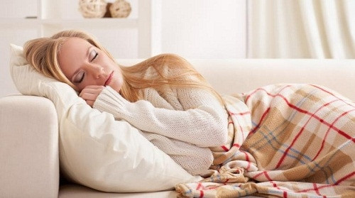 Khi ngủ nên kê cao gối để giúp lưu thông máu, hạn chế viêm xoang.