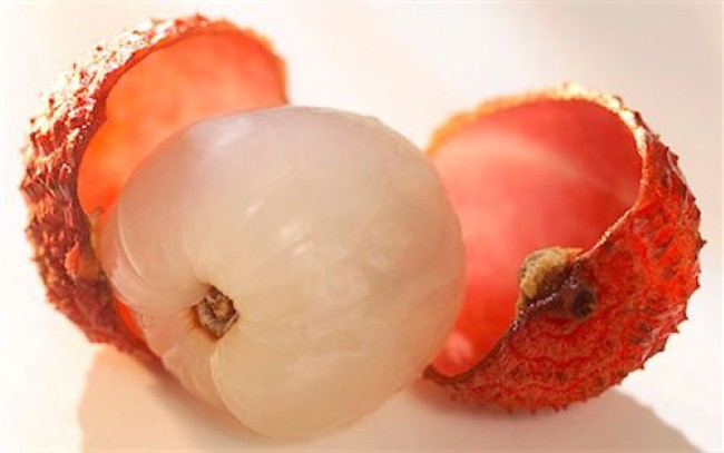 Dùng vỏ quả vải đã phơi khô, đem đi nghiền thành bột mịn và cho vào bình thủy tinh. Sử dụng bột bằng cách hít mỗi ngày thì sẽ nhận thấy bột của vỏ quả vải sẽ làm giảm viêm nhiễm, thông mũi làm giảm viêm xoang.