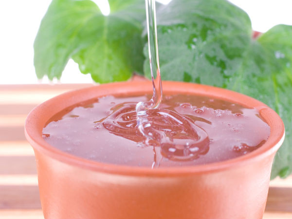 Tinh dầu trà xanh trị hắc lào. Thành phần chống nấm và sát khuẩn có trong tinh dầu trà xanh là liều thuốc tự nhiên tuyệt vời cho bệnh hắc lào. Hãy dùng một miếng bông thấm tinh dầu trà xanh và đặt lên vùng da bị nấm trong khoảng 20 phút và duy trì cách này 3 lần mỗi ngày để có được kết quả tốt nhất.