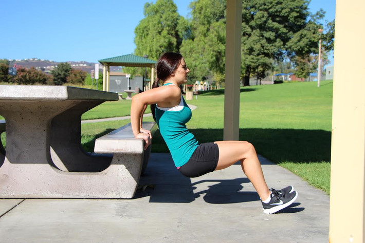 Squats trên cầu thang: Squats bài tập hiệu quả nhất cho chân và mông. Việc thực hiện động tác squats trên cầu thang càng giúp đẩy nhanh quá trình tiêu hao mỡ thừa ở phần dưới cơ thể. Hãy chọn những bậc cầu thang thoai thoải để thực hiện bài tập này.