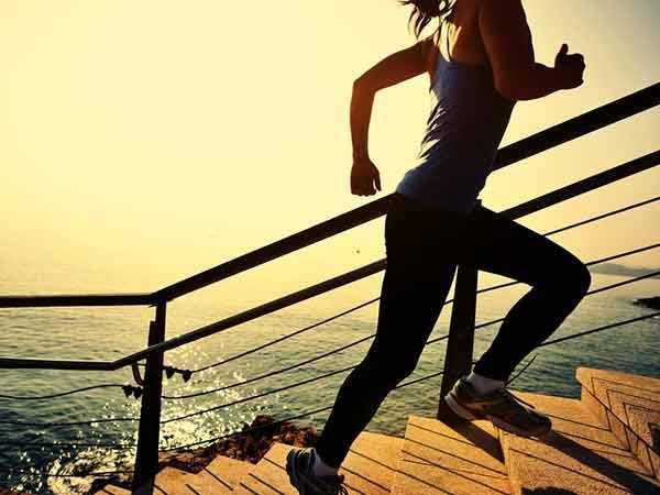 Chạy bộ leo cầu thang là một trong những bài tập đốt cháy calo và giảm cân hiệu quả nhất. Bài tập với cầu thang này khiến các nhóm cơ mông và đùi hoạt động tối đa, nhờ đó vòng 3 và đùi sẽ trở nên thon gọn hơn. Việc chạy bộ leo cầu thang với cường độ cao trong thời gian ngắn sẽ giúp cho mục tiêu giảm cân của bạn sớm thành hiện thực.