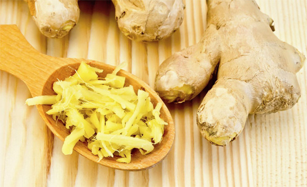 Pha gừng vào nước rửa mặt sáng hoặc tối, mỗi ngày một lần, trong 60 ngày có thể trị dứt mụn, đốm đen trên mặt...
