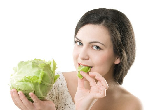 Bắp cải. Cải bắp có thể giúp giảm cân nhưng cũng còn là một thực phẩm thải độc da rất tốt. Cũng như hầu hết các rau có hoa hình chữ thập (bao gồm bông cải xanh/broccoli và sprouts), cải bắp chứa chất sulforaphane giúp cơ thể chống lại các độc tố.