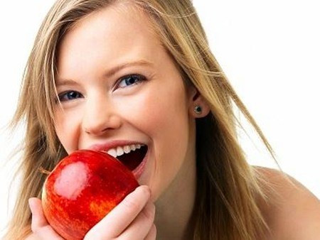 Táo. Trong táo có chứa một lượng lớn nước nên có tác dụng giữ ẩm da. Vitamin C trong táo có thể ức chế melanin hình thành trên da, làm giảm tàn nhang và hắc tố trên da.