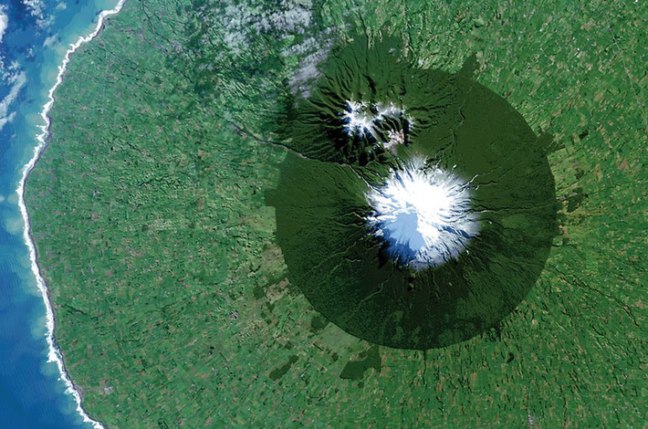 Công viên Quốc gia Egmont ở New Zealand với “trái tim” là đỉnh ngọn núi Taranaki.