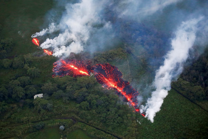 Dung nham phun trào từ một khe nứt phía đông phân khu Leilani Estates trong một đợt núi lửa Kilauea phun trào ở Hawaii.
