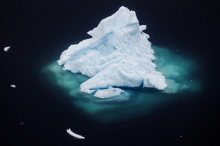 Một tảng băng trôi nổi trong một vịnh gần thị trấn Tasiilaq, Greenland.