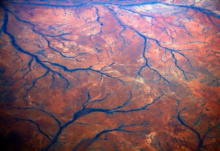 Góc nhìn toàn cảnh con sông khô cạn nghiêm trọng ở vùng Pilbara, phía tây Australia. Vùng Pilbara, với diện tích bằng tổng diện tích của Tây Ban Nha (hơn 504 nghìn km2), có trữ lượng quặng sắt lớn nhất thế giới và cung cấp gần 45% lượng khoáng sản cho mục đích thương mại trên toàn cầu.