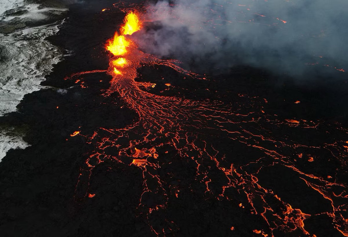 Cảnh tượng núi lửa Grindavik ở Sylingarfell, Iceland phun trào nhìn từ trên cao.