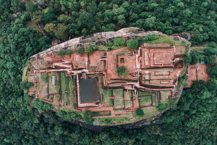 Theo các nhà nghiên cứu, Sigiriya được khởi xây dưới triều vua Kassapa I vào thế kỷ thứ năm. Ban đầu các hang núi ở nơi đây được dùng làm tu viện Phật giáo, sau này cung điện và vườn cảnh được xây thêm.