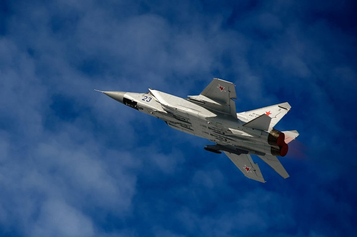 Trong thời điểm hiện tại, các tiêm kích MiG-31I hoàn toàn có thể sử dụng cho vai trò phóng tên lửa siêu thanh Kh-47M2 Kinzhal nhằm hỗ trợ phi đội MiG-31K có số lượng còn ít, kết hợp cùng khả năng tiếp nhiên liệu trên không, nó rõ ràng gây lo sợ cho nhiều quốc gia NATO.