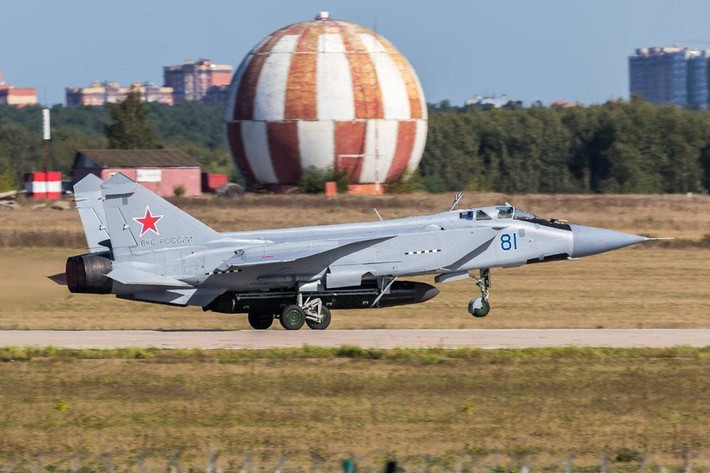 MiG-31I đã thử nghiệm thành công việc tiếp nhiên liệu trên không thông qua máy bay tiếp dầu Il-78, một chiếc Il-78 có thể "phục vụ" cùng lúc 2 chiếc MiG-31. Xem xét yêu cầu nhiên liệu của MiG-31 là 17,7 tấn, Il-78 mang đủ dầu cho một đến ba lần tiếp nhiên liệu.