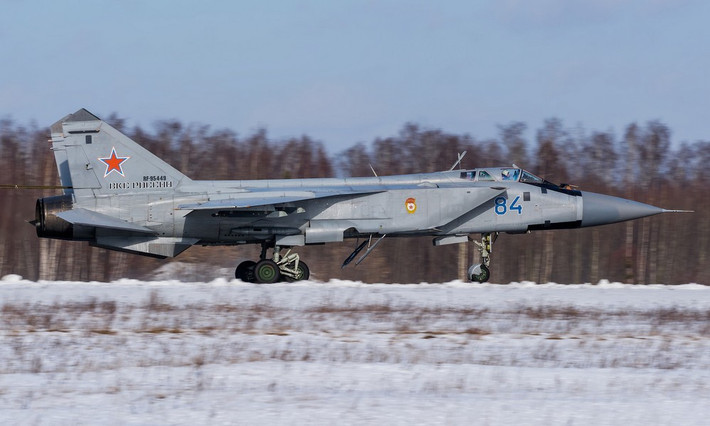 Trong khi MiG-31 bản tiêu chuẩn được thiết kế như một tiêm kích đánh chặn, tập trung vào tốc độ cao, tầm hoạt động lớn và khả năng tấn công nhiều mục tiêu cùng lúc, thì MiG-31I được điều chỉnh cho vai trò chuyên biệt hơn.