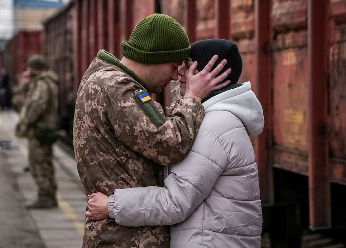 Một quân nhân Ukraine nói lời tạm biệt người vợ đã đến thăm anh trong thời gian làm nhiệm vụ tiền tuyến, tại nhà ga xe lửa ở Kramatorsk, Ukraine.