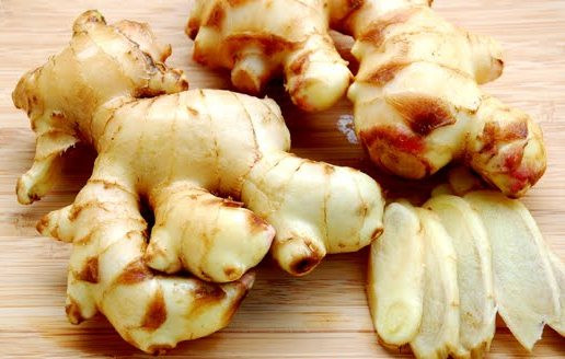 Nước gừng tươi: Tác dụng tốt với người sợ lạnh hoặc hay bị lạnh chân tay, giúp tuần hoàn máu tốt. Cách làm: Gừng tươi 20 - 30g, đập dập, cho vào khoảng nửa nồi nước, đậy kín vung để tránh làm bay hơi một số chất trong gừng, đun sôi trong khoảng 10 phút. Đổ toàn bộ nước và gừng đã đun vào chậu pha thêm nước lạnh khoảng 40 độ là ngâm được.