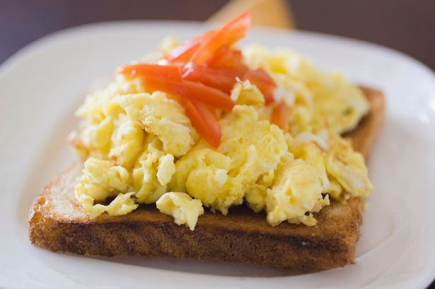 Bánh mì. Thực phẩm giàu tinh bột này giúp làm tăng nồng độ serotonin, một chất dẫn truyền thần kinh giúp bạn cảm thấy bình tĩnh và hạnh phúc hơn.