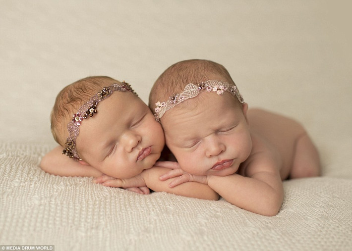 Để làm được việc đó, em bé phải được cho ăn no. Căn phòng phải được điều chỉnh sao cho thật ấm áp. Ford thậm chí còn tạo ra những âm thanh tương tự như âm thanh bé nghe được khi còn trong bụng mẹ.
