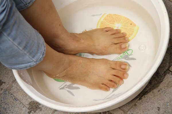 Ngâm chân bằng nước muối sẽ làm cơ thể ấm lên từ bên trong, điều này giúp máu tuần hoàn tốt hơn và sự trao đổi chất cũng được nâng cao. Từ đó, hỗ trợ quá trình chữa yếu sinh lý ở quý ông.