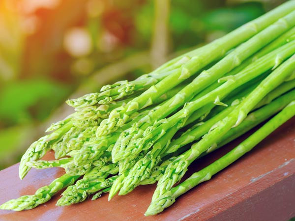 Măng tây. Các nhà nghiên cứu đã tính toán 100g chứa 20 calo. Ăn măng tây còn có thể giúp tăng tỷ lệ trao đổi chất của bạn. Không những vậy, trong măng tây còn chứa các chất dinh dưỡng được coi như một loại thuốc lợi tiểu có thể giúp loại bỏ độc tố khỏi cơ thể.