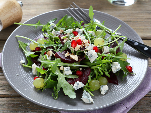 Rau Arugula. Rau arugula là một trong những loại rau lá xanh có mức độ nitrat cao nhất, giúp gia tăng lưu lượng tuần hoàn máu. Nó cũng gồm nhiều chất flavonoid - chất chống oxy hóa, chống lại bệnh tim và thậm chí một số bệnh ung thư.