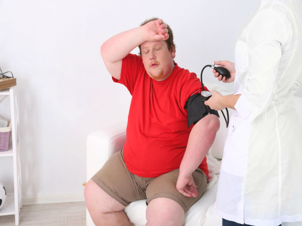 Bạn bị ám ảnh bởi béo phì. Mỗi sáng tỉnh dậy, suy nghĩ đầu tiên của bạn là "Mình có tăng cân không?". Liên tục đứng lên cân và để cho cân nặng quyết định tâm trạng cả ngày hôm đó của bạn thực sự là một dấu hiệu nguy hiểm: Việc ăn kiêng đã chiếm trọn tâm trí của bạn rồi.