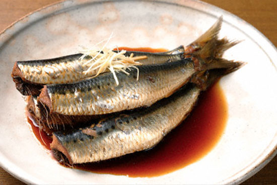 Cá béo. Nhiều nghiên cứu đã có thấy rằng, thực tế những người thiếu Omega 3 và Omega 6 là những người rất dễ bị lo lắng, trầm cảm hơn những người khác. Trong khi đó, cá mòi rất giàu các axit béo chứa Omega 3 và điều này giúp cho tâm trạng trở nên tốt hơn và giữ cho bộ não khỏe mạnh trong suốt thời gian dài. Mặt khác, loại thực phẩm này cũng giúp cho việc dẫn truyền thần kinh được đảm bảo và hiệu quả hơn.