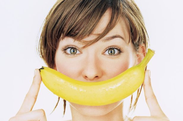 Chuối. Chuối là một trong những thực phẩm cải thiện tâm trạng hiệu quả. Tyrosine là một loại axit amin đặc biệt cần thiết trong việc tăng dopamine trong não. Và chuối là một trong những nguồn tốt nhất của tyrosine, vì vậy, ăn chuối sẽ giúp ban kiểm soát tâm trạng của mình tốt hơn. Nếu ăn chuối hàng ngày, bạn sẽ ít phải đối mặt với tình trạng căng thẳng và stress.