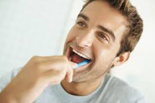 Chờ ít nhất 1 giờ sau khi uống rượu mới đánh răng. Nếu bạn đánh răng ngay sau khi uống rượu thì nồng độ axit sẽ mài mòn răng và làm hư hại lông bàn chải đánh răng.
