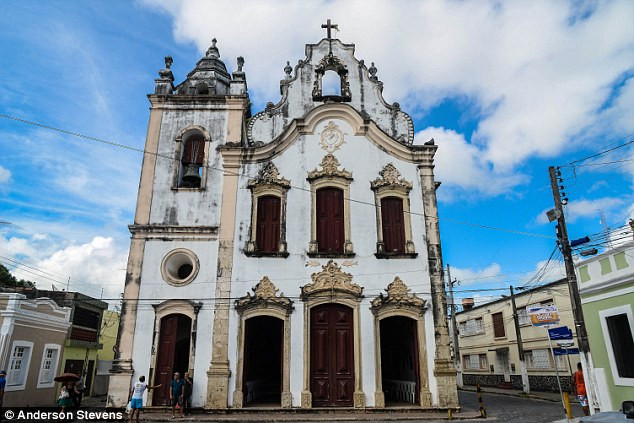 Thị trấn nhỏ nghèo nàn Goiana thuộc tiểu bang Pernambuco, vùng nông thôn Brazil người dân sống trong cảnh cùng cực, đối mặt và chiến đấu với virus Zika ăn não người nguy hiểm.