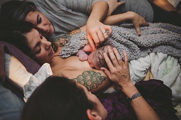 Được lựa chọn bởi hội đồng đông đảo Ban Giám Khảo, các bức ảnh đều thể hiện xuất sắc cảm xúc, nỗi đau và vẻ đẹp của những ca sinh nở khác nhau.