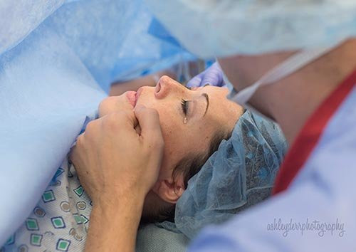 Tấm hình này làm nổi bật giây phút người mẹ sinh con dưới sự giúp đỡ của bạn đời.