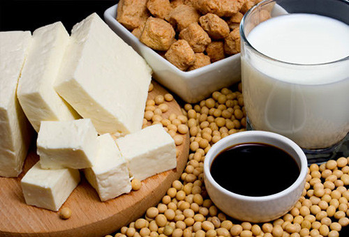 Hơn nữa, đậu nành còn có thể ngăn ngừa xơ cứng động mạch, ngăn ngừa các bệnh thiếu sắt, ức chế các chất béo cơ thể, bổ sung canxi, giảm tích tụ cholesterol, tăng cường sự phát triển của các tế bào não, tăng cường trí nhớ, và làm giảm tỷ lệ mắc bệnh tiểu đường và ung thư.