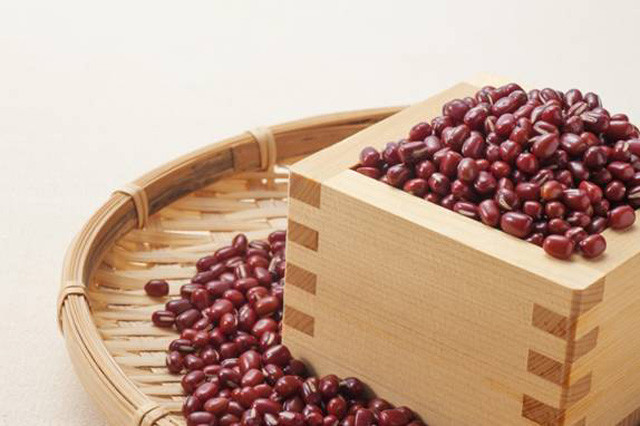 Đậu đỏ. Có giá trị dinh dưỡng cực cao, có thể mọi người không tin là nó có tác dụng ngang với nhân sâm vì chứa protein, chất béo, vitamin, chất xơ và niacin và các thành phần khác.