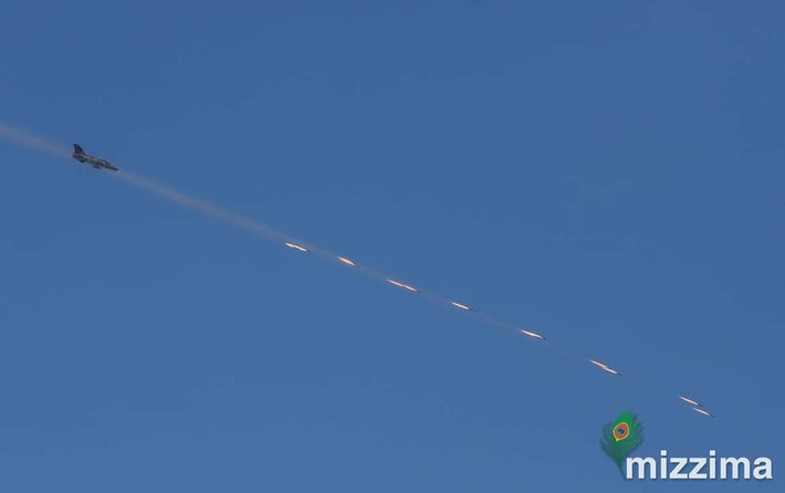 Tiêm kích F-7 phóng rocket ồ ạt. Ảnh: Mizzima